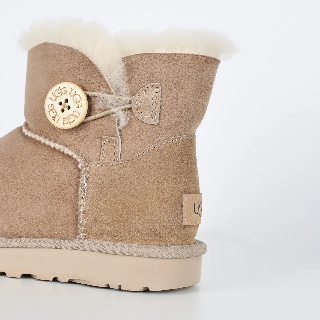 Pick up locally 💰540 The core recommendation is good price UGG basic Bailey twist style Xiaohongshu hot style Henan Longfeng leather production Sheepskin integrated top quality in the market 2-3 cm cashmere insole to keep warm in winter and a very suitable choice for home use UUG has launched a style series in the new year, which is partially geared towards the preferences of young consumers and has also moved to the forefront of fashion trends. Shoe body material Water-repellent coated suede upper 17mm UGGPURE™ implanted wool insole Lightweight non-slip comfortable rubber outsole With brand LOGO Trademark Comes with full packaging Size: 35 36 37 38 39 40